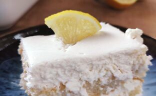 Trozo de tarta de tiramisú de limón