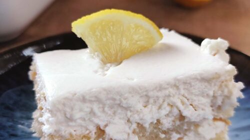 Trozo de tarta de tiramisú de limón