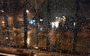 Gotas de lluvia sobre una ventana en la noche