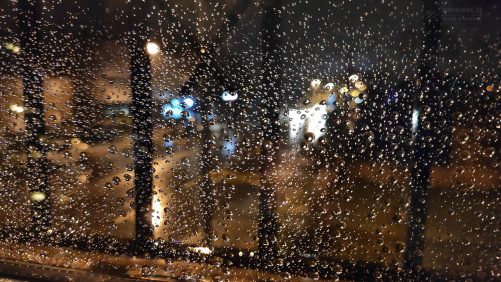Gotas de lluvia sobre una ventana en la noche