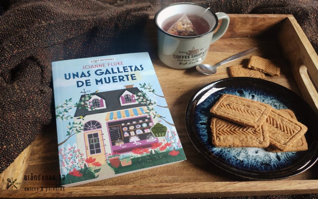 Libro con galletas y una taza de té