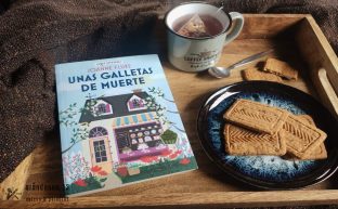 Libro con galletas y una taza de té