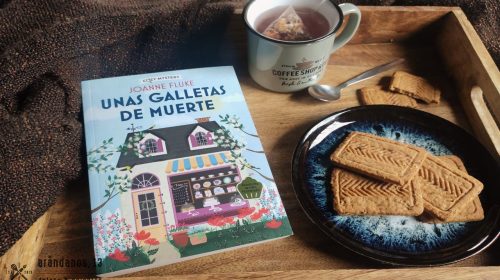 Libro con galletas y una taza de té