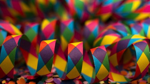 Confeti y cintas de colores para festejos