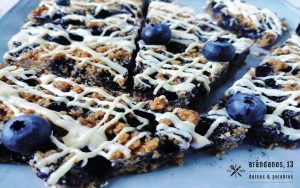 Tartaleta de arándanos coratda con chocolate blanco