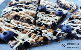 Tartaleta de arándanos coratda con chocolate blanco