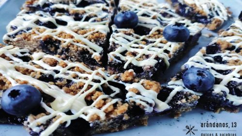 Tartaleta de arándanos coratda con chocolate blanco
