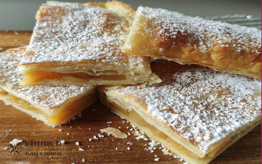 cuadrados de hojaldre con manzana y azúcar glas