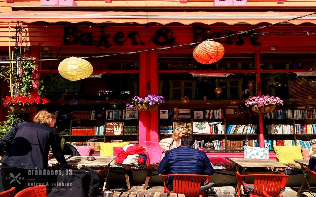café librería con farolillos