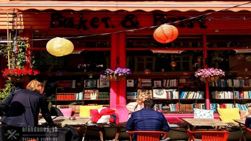 café librería con farolillos
