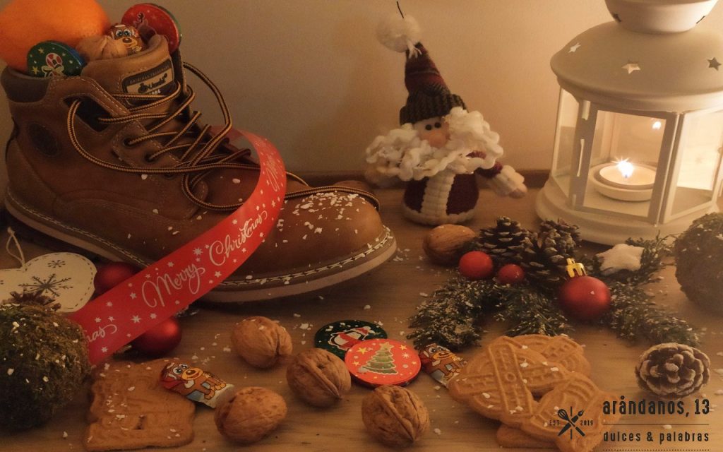 Ambiente navideño con bota, galletas, nueces y chocolate