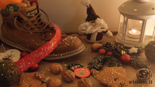 Ambiente navideño con bota, galletas, nueces y chocolate