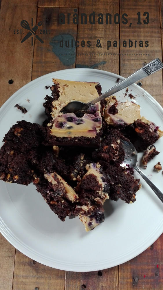 Brownie desmenuzado con tope de queso y dos cucharillas