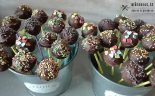 Dos cubos de metal con cakepops de chocolate adornados