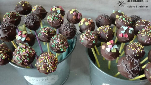 Dos cubos de metal con cakepops de chocolate adornados