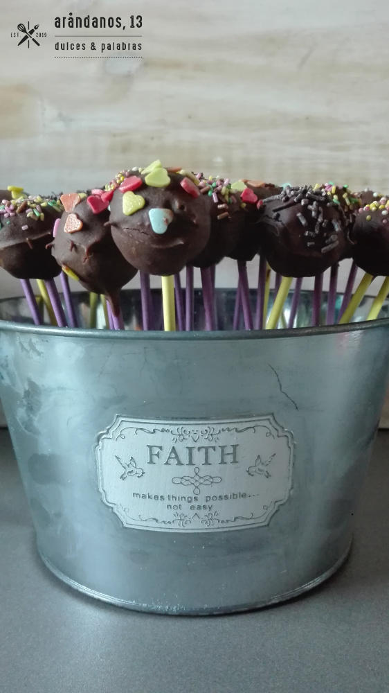 cubo de metal con cakepops de chocolate adornados