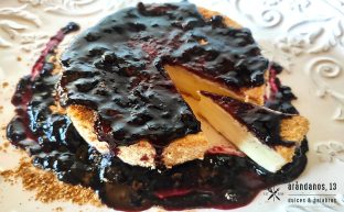 camembert con salsa de arándanos