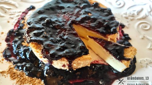 camembert con salsa de arándanos