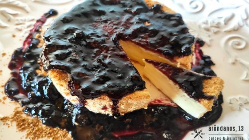 camembert con salsa de arándanos
