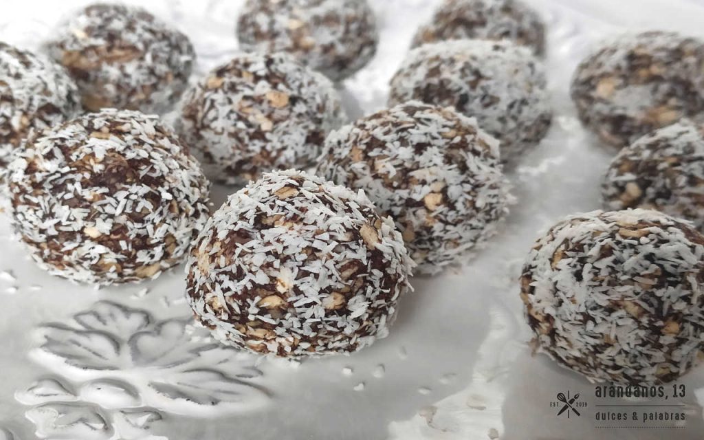 chokladbollar sobre un plato