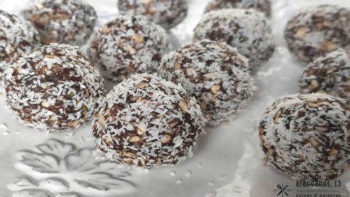 chokladbollar sobre un plato