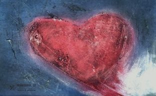 Pintura de un corazón rojo sobre fondo gris