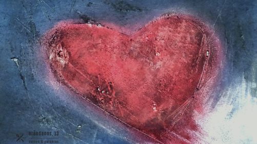 Pintura de un corazón rojo sobre fondo gris