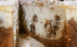 Corte de Brookie cheesecake con trocitos de galleta
