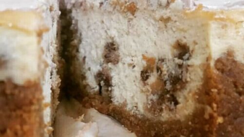 Corte de Brookie cheesecake con trocitos de galleta