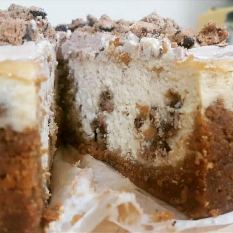 Corte de Brookie cheesecake con trocitos de galleta