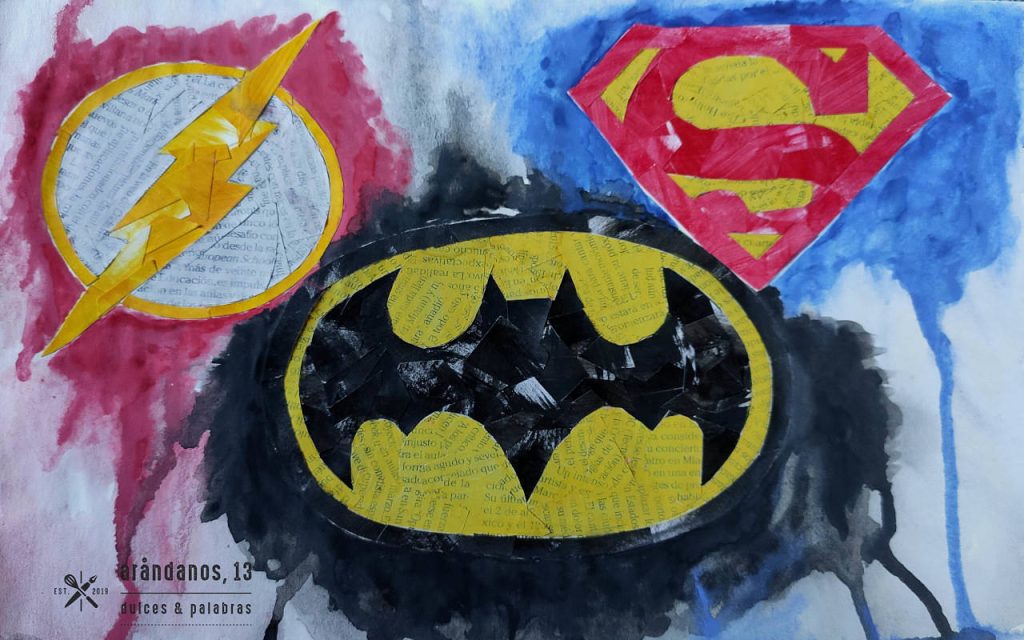 Collage de los emblemas de Superman, Batman y Flash