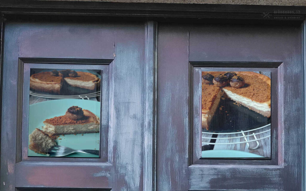 marco de puertas antiguas con fotos de una tarta de queso de orujo