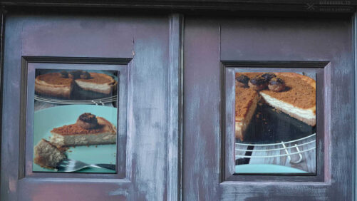 marco de puertas antiguas con fotos de una tarta de queso de orujo
