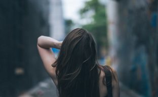 chica con mano en el pelo largo de espaldas