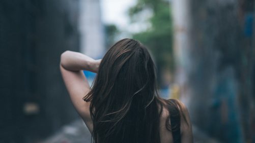 chica con mano en el pelo largo de espaldas