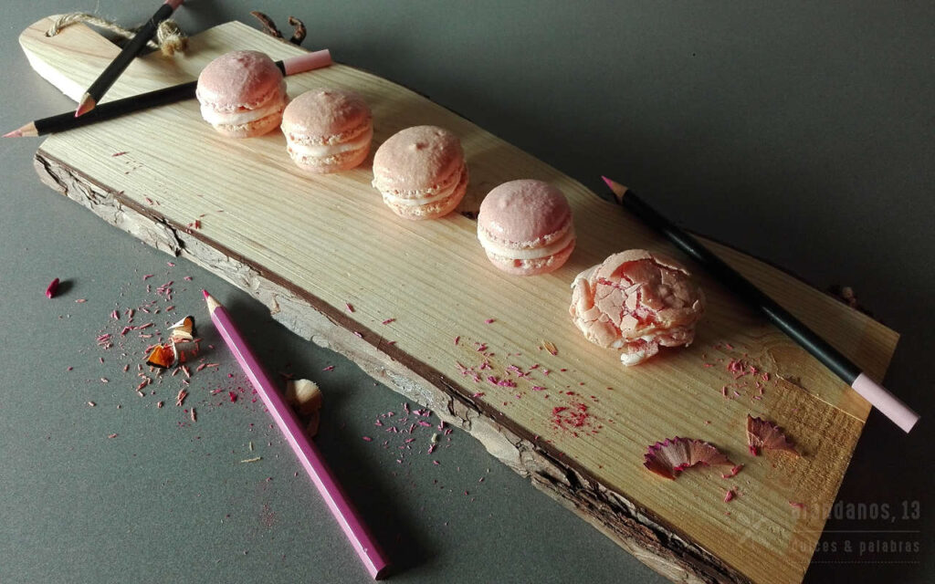 macarons sobre una tabla con lápices y virutas de colores