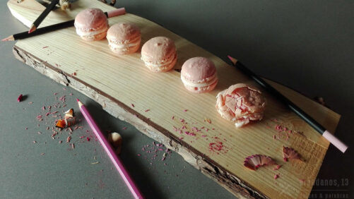 macarons sobre una tabla con lápices y virutas de colores