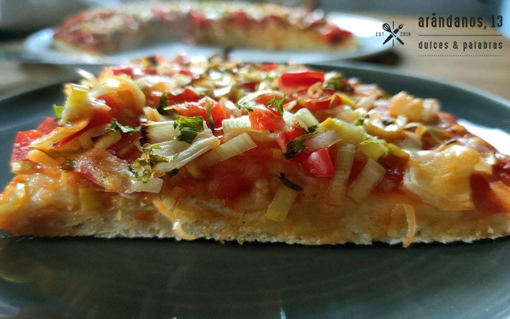 corte de pizza con vegetales
