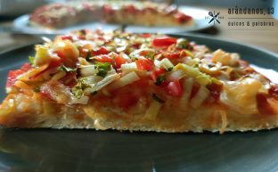 corte de pizza con vegetales