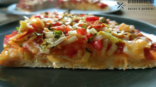 corte de pizza con vegetales