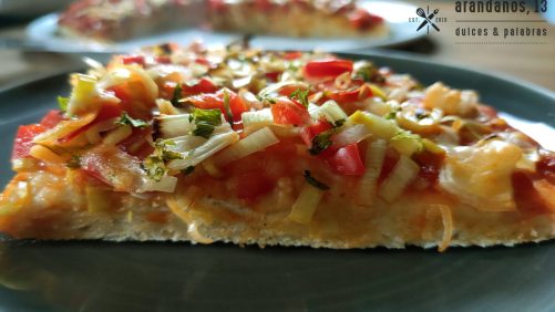 corte de pizza con vegetales