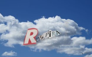 Collage de un cielo y letras recortadas de periódico que dicen respira