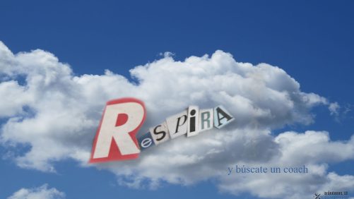 Collage de un cielo y letras recortadas de periódico que dicen respira