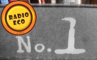 Placa metálica con el número 1 escrito y el logo de radio Eco