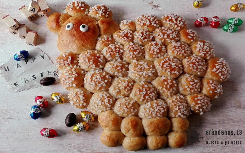 Oveja hecha con bollos y azúcar granizado con pequeños huevos de chocolate para Pascua