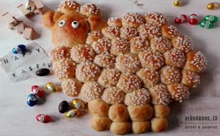 Oveja hecha con bollos y azúcar granizado con pequeños huevos de chocolate para Pascua