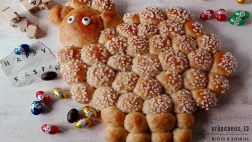 Oveja hecha con bollos y azúcar granizado con pequeños huevos de chocolate para Pascua