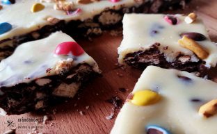 Trozos de rocky roads con chocolate blanco