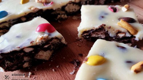 Trozos de rocky roads con chocolate blanco