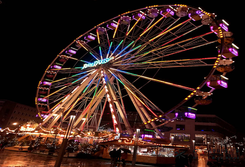 Noria con luces en la noche